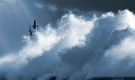 5 symbolic meanings of Dreaming about waves the size of a house