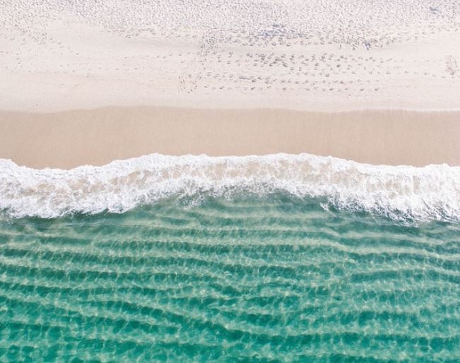 5 symbolic meanings of Dreaming of calm waves