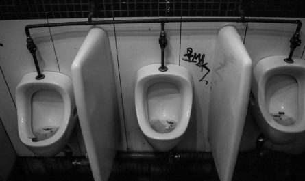 11 Symbolic Meanings of Dreaming About Peeing