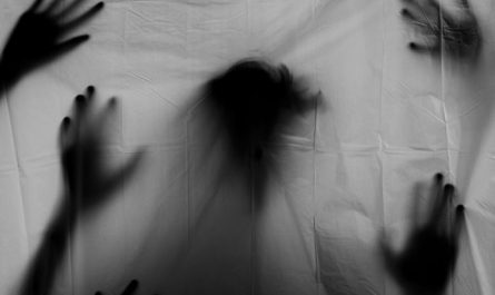 7 Symbolic Meanings of Dreaming of Being Caught by Scissors