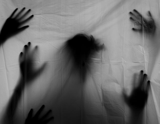 7 Symbolic Meanings of Dreaming of Being Caught by Scissors