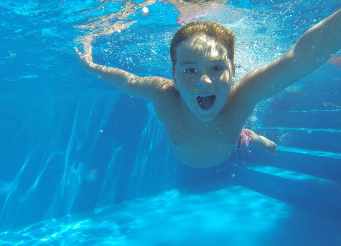 17 Symbolic Meanings of Dreaming of Swimming in Clear Water