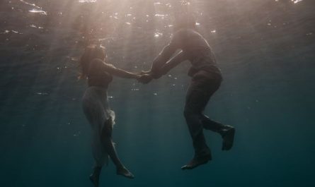 16 Symbolic Meanings of Dreaming About Swimming in Deep Water