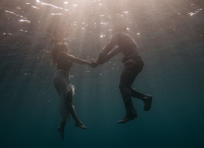 16 Symbolic Meanings of Dreaming About Swimming in Deep Water