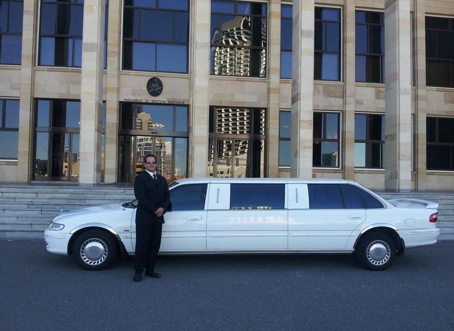 13 Symbolic Meanings of Dreaming of a Limousine Car