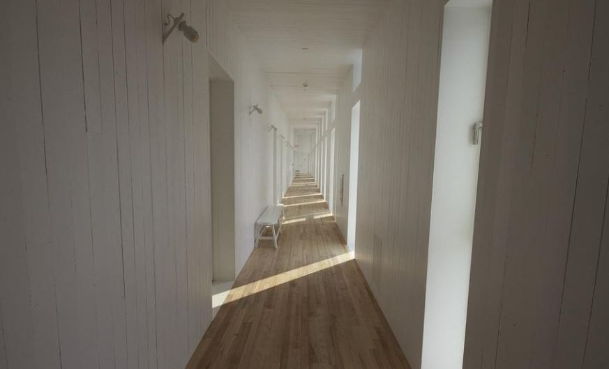 13 Symbolic Meanings of Dreaming of a Corridor