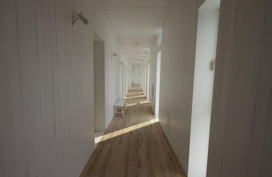 13 Symbolic Meanings of Dreaming of a Corridor