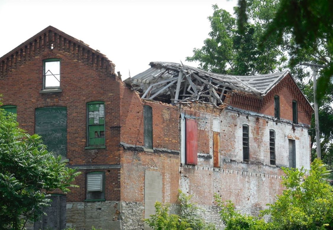 10 Symbolic Meanings of Dreaming of a Collapsing Roof