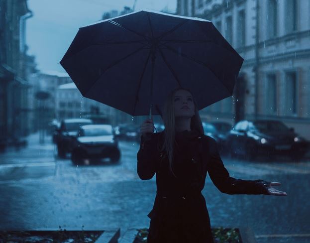 8 Symbolic Meanings of Dreaming of a Sudden Rain Shower