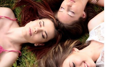17 Symbolic Meanings of Dreaming About Deceased Friends