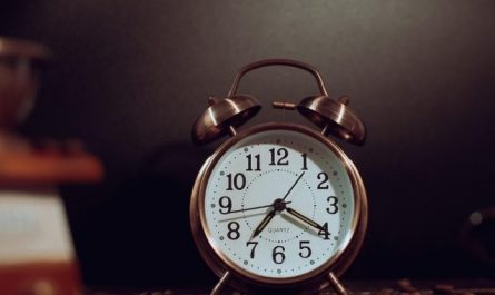 10 Symbolic Meanings of Dreaming About Being Late