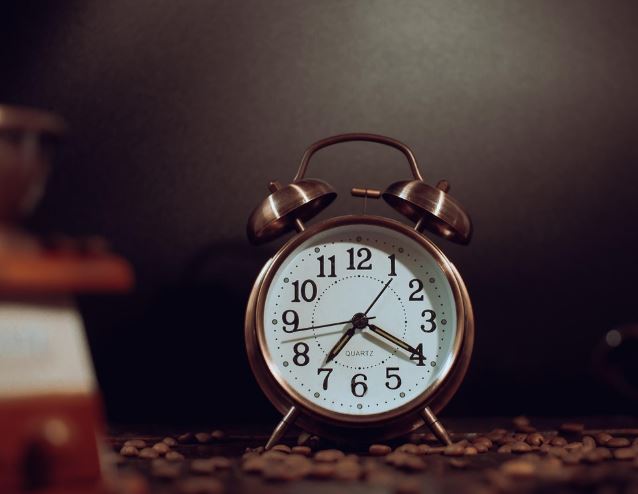 10 Symbolic Meanings of Dreaming About Being Late
