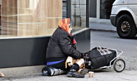 8 Symbolic Meanings of Dreaming of Homeless People