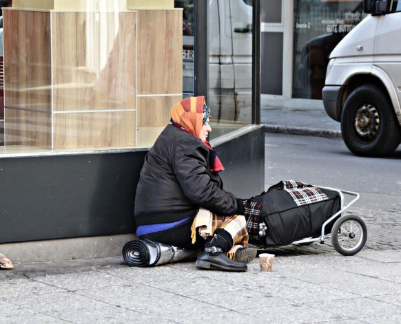 8 Symbolic Meanings of Dreaming of Homeless People