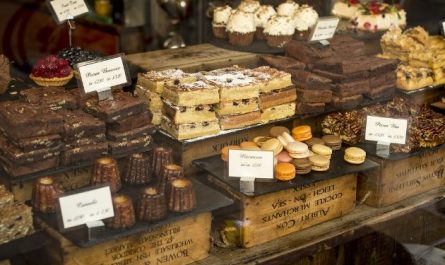 18 Symbolic Meanings of Dreams about Eating Snacks