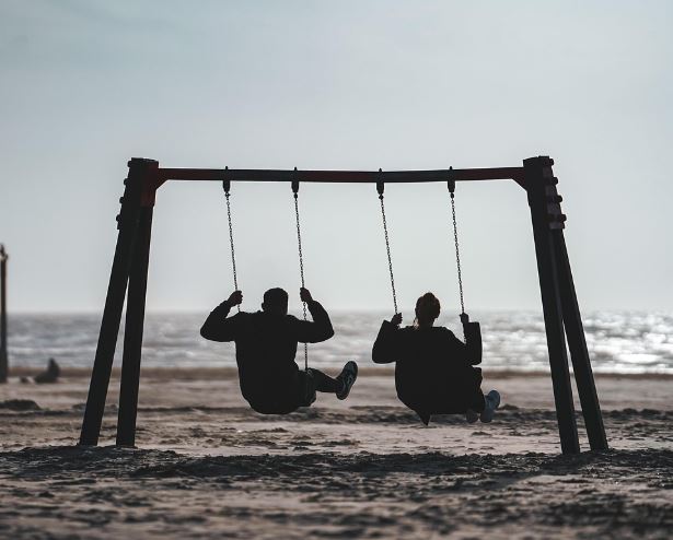 8 Symbolic Meanings of Dreams About Swings