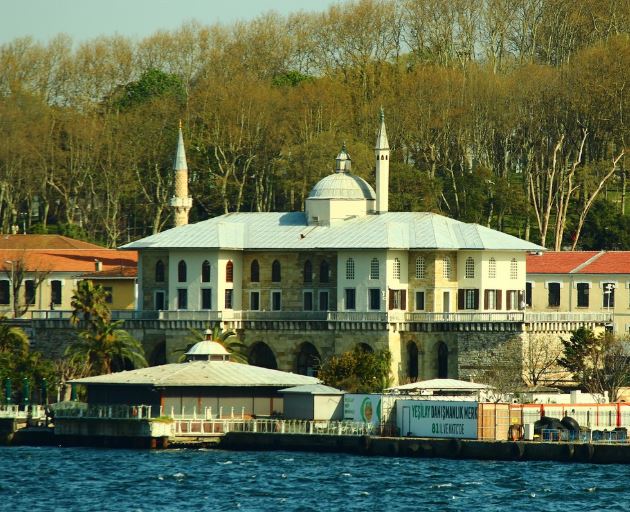 8 Symbolic Meanings of Dreaming of a Mansion