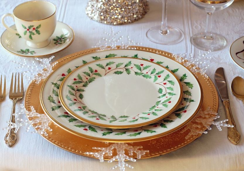 25 Symbolic Meanings of Dreams about Plates