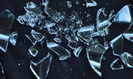 15 Symbolic Meanings of Dreams About Broken Things