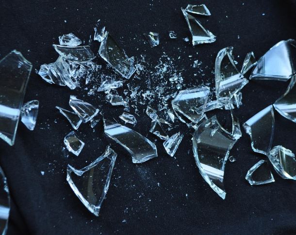 15 Symbolic Meanings of Dreams About Broken Things