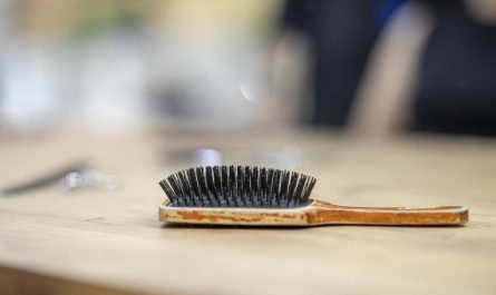 17 Symbolic Meanings of Dreams about Combs