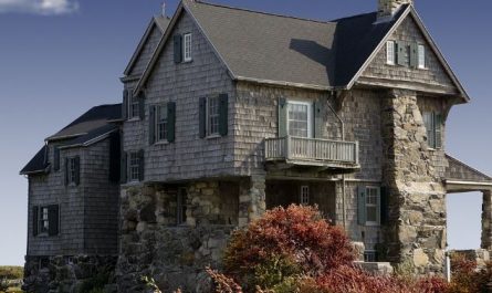 17 Symbolic Meanings of Dreams About Entering Other People's Homes