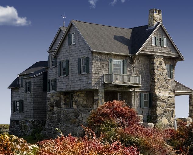 17 Symbolic Meanings of Dreams About Entering Other People's Homes