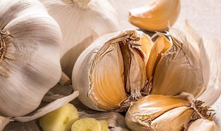 9 Symbolic Meanings of Dreaming About Peeling Garlic