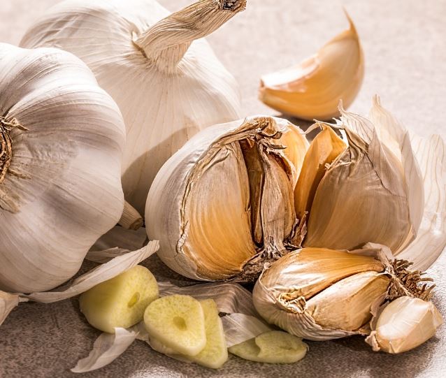 9 Symbolic Meanings of Dreaming About Peeling Garlic