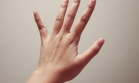 8 Symbolic Meanings of Dreaming of Giving the Middle Finger