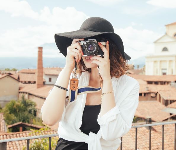 8 Symbolic Meanings of Dreaming About Being Photographed
