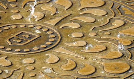 7 Symbolic Meanings of Dreaming of Backflow