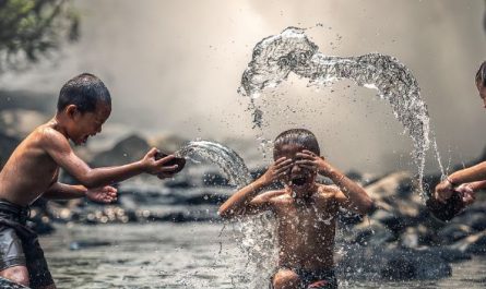11 Symbolic Meanings of Dreaming of Splashing Water