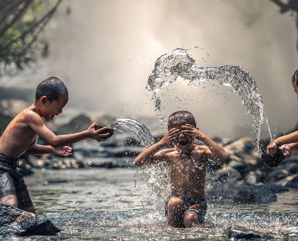 11 Symbolic Meanings of Dreaming of Splashing Water