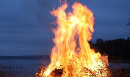 13 Symbolic Meanings of Dreaming About Being Burned