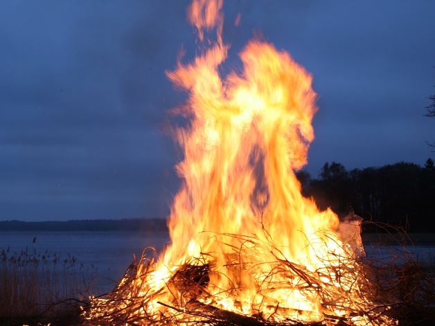 13 Symbolic Meanings of Dreaming About Being Burned