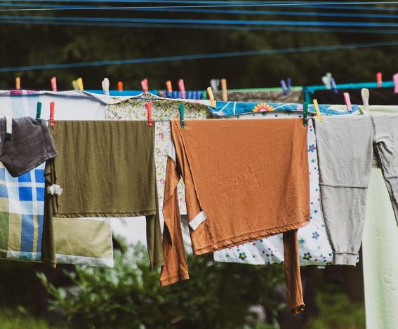 13 Symbolic Meanings of Dreaming About Old Clothes