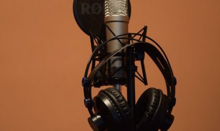 7 Symbolic Meanings of Dreaming About Holding a Microphone