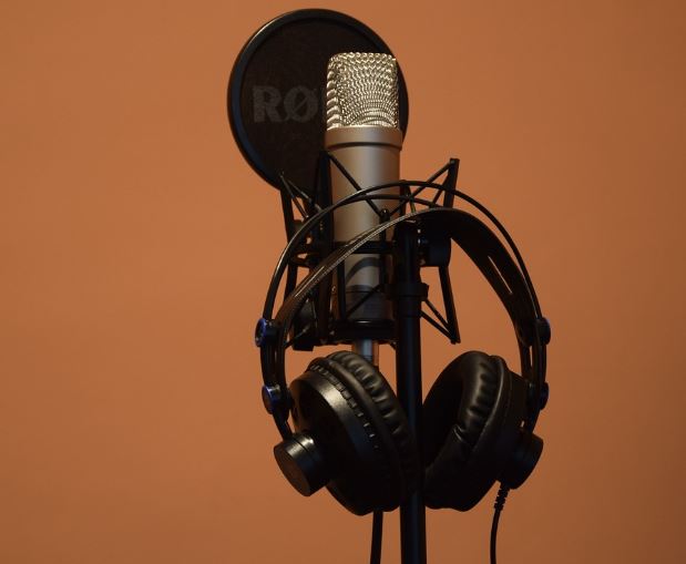7 Symbolic Meanings of Dreaming About Holding a Microphone
