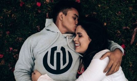 12 Symbolic Meanings of Dreaming About Physical Contact
