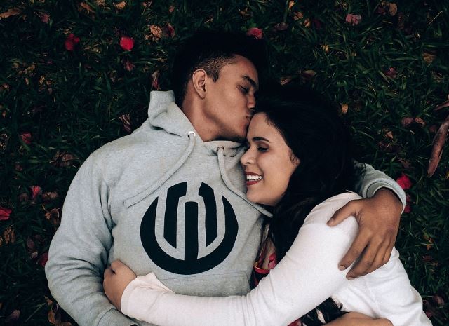 12 Symbolic Meanings of Dreaming About Physical Contact